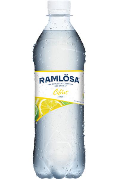Ramlösa Citrus-plastikflaske på hvid baggrund