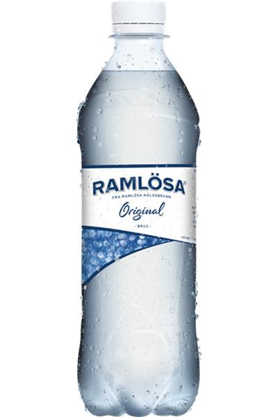 Ramlösa Original-plastikflaske på hvid baggrund