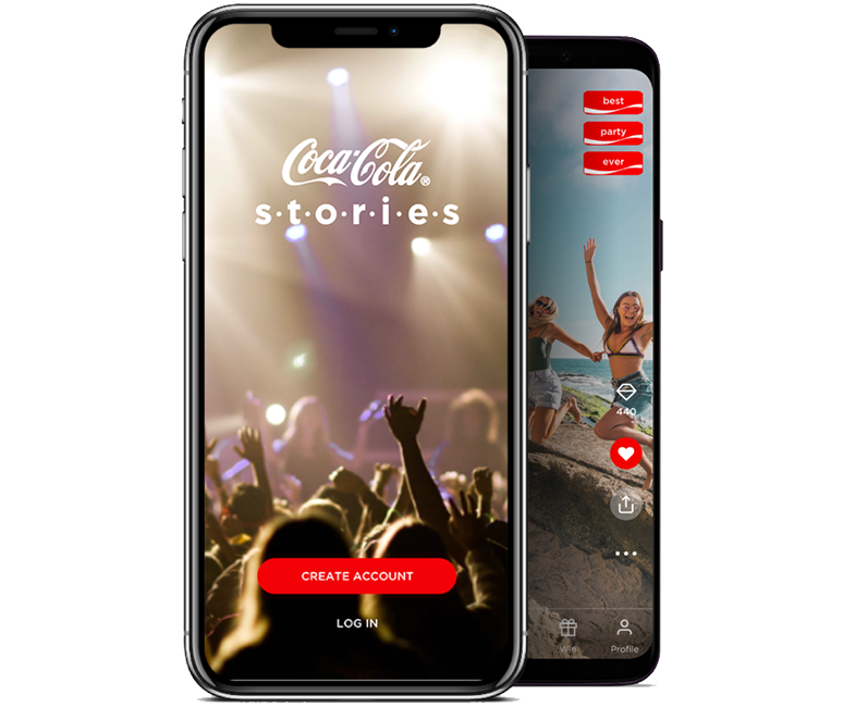 Mobiltelefon med login-skærm til Coca-Cola Stories stående foran en mobiltelefon med indhold