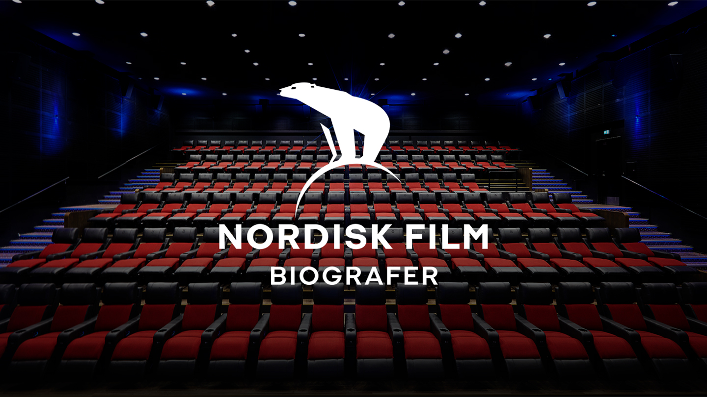 Nordisk Film Biografer-logo i hvid oven på billede af tom biografsal