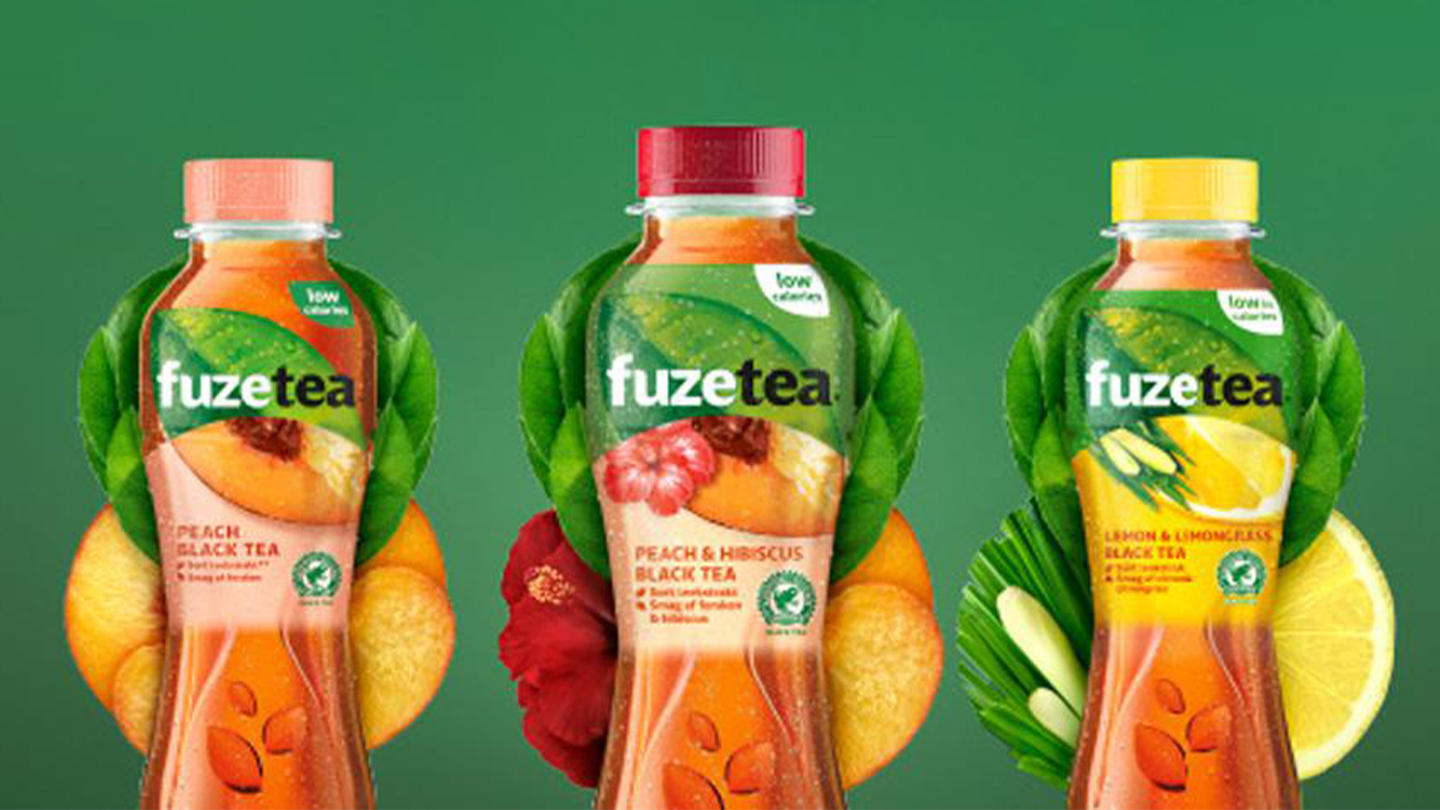 Grafisk opstilling med tre Fuze Tea-flaskevarianter på mørkegrøn baggrund