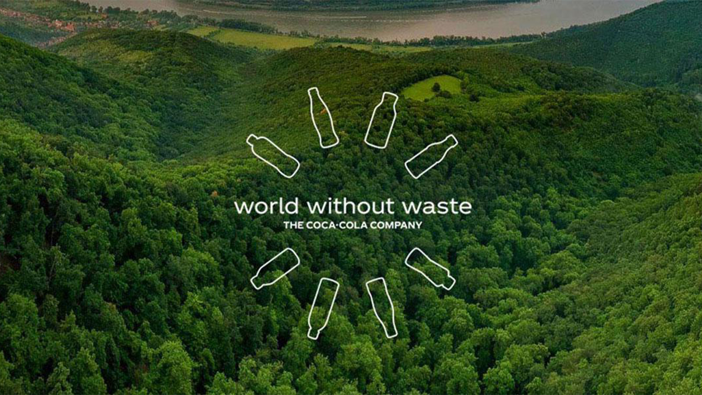 world without waste'-slogan fra The Coca-Cola Company på baggrundsbillede af frodig, grøn skov