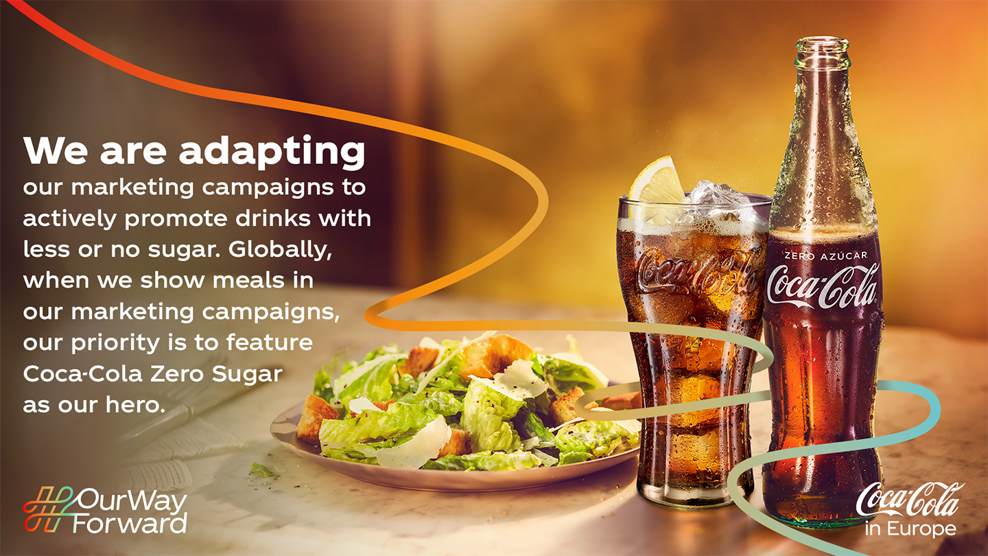 Reklametekst om The Coca-Cola Companys fokus på at promovere sundere drikkevarer samt baggrundsbillede med Coca-Cola Zero og salatret på bord