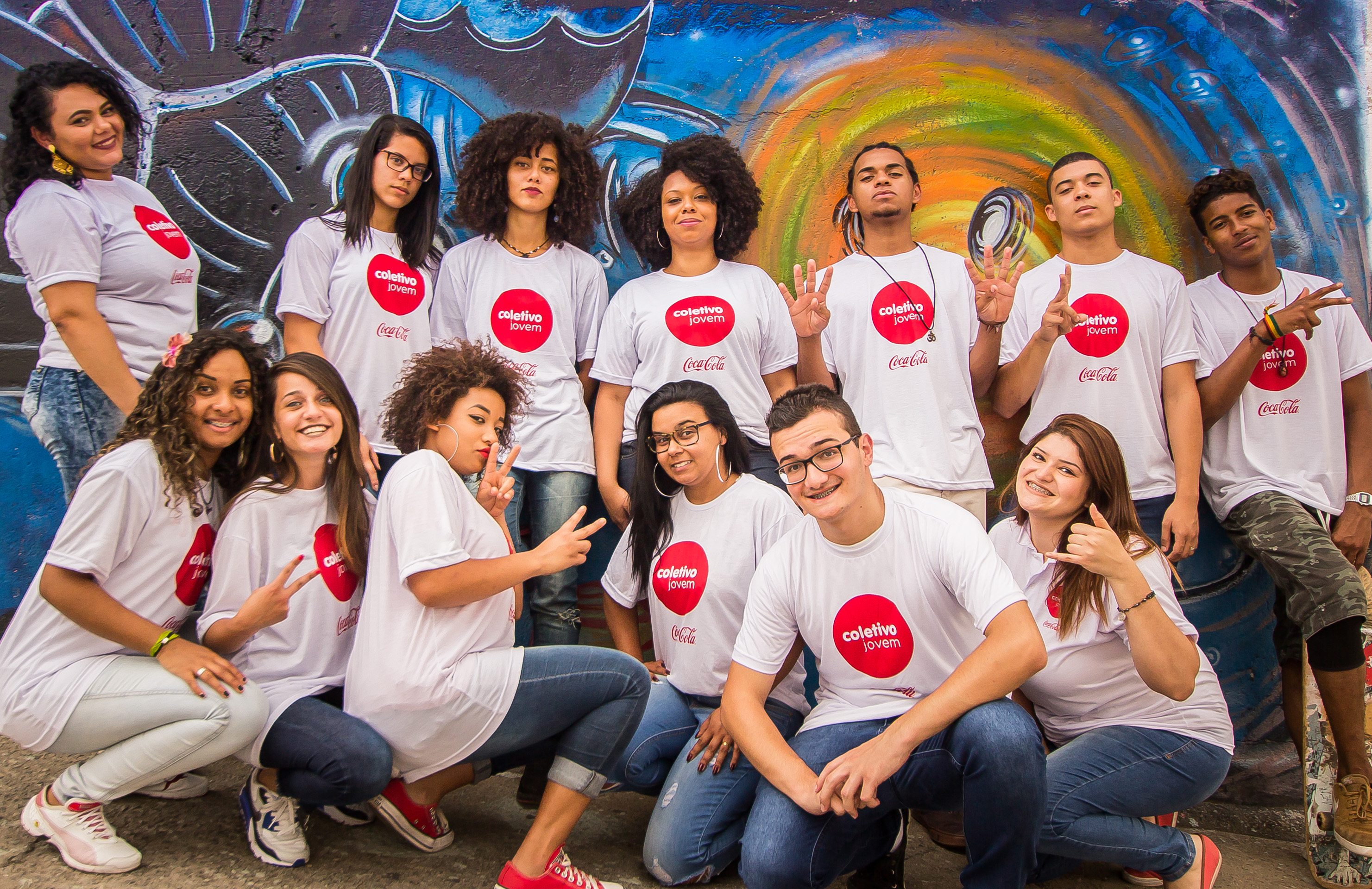 Grupo de jóvenes posando con la misma camiseta de Coca-Cola