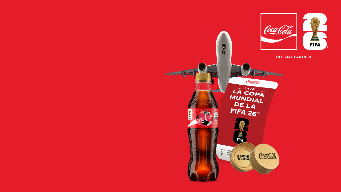 Un anuncio de Coca-Cola sobre un fondo rojo intenso, promocionando la oportunidad de ganar viajes dobles a la Copa Mundial de la FIFA 26™.