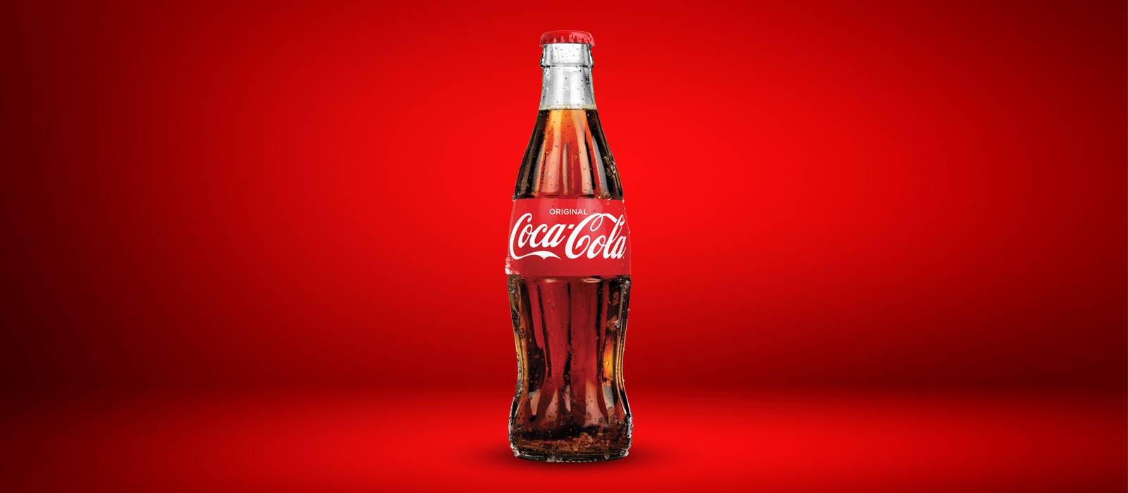 Une bouteille de Coca-Cola avec un fond rouge