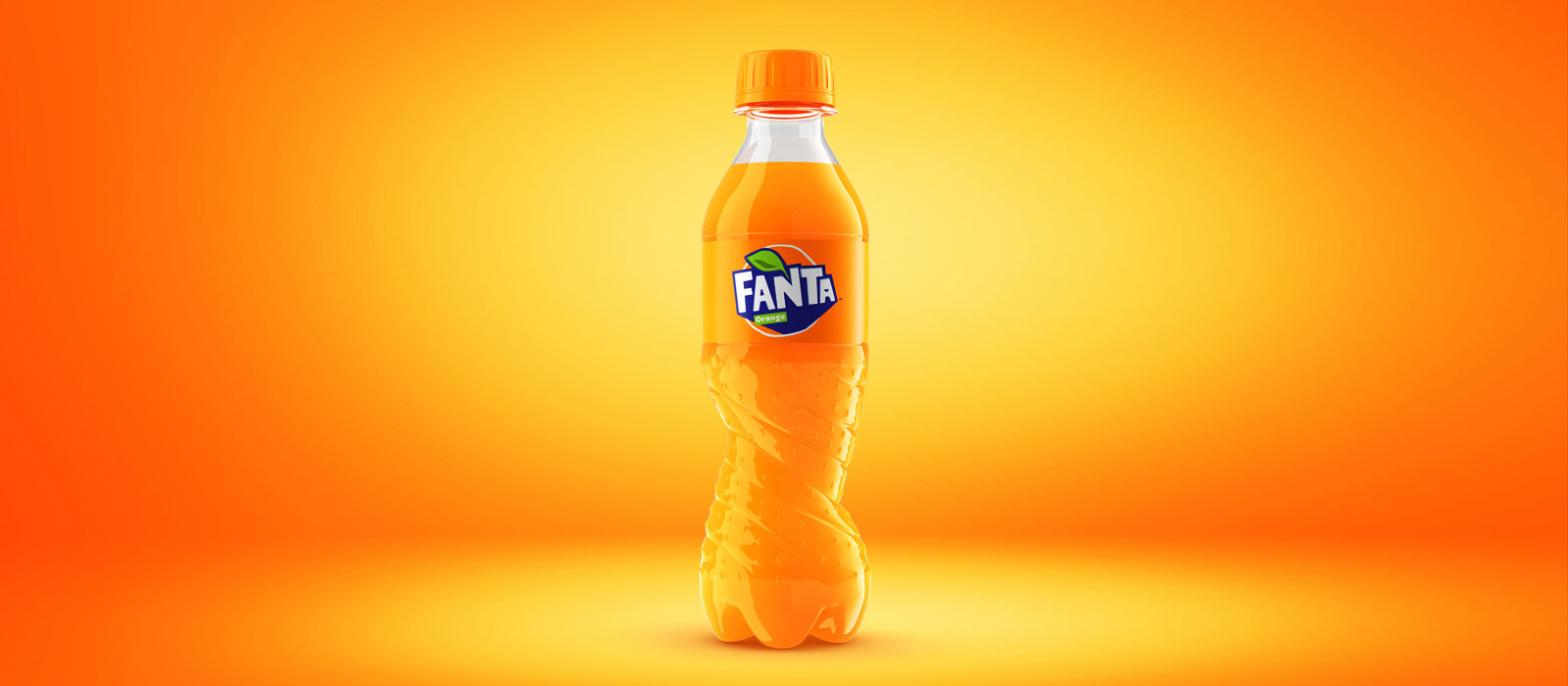 Une bouteille de Fanta avec un fond orange
