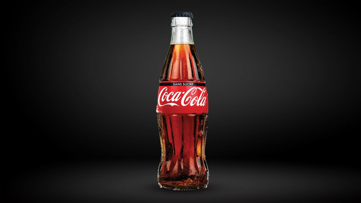 Une bouteille de Coca-Cola avec un fond gris