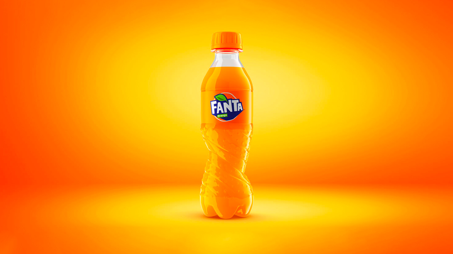 Une bouteille de Fanta avec un fond orange