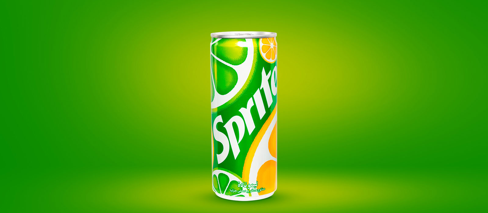 Une canette de Sprite avec un fond vert