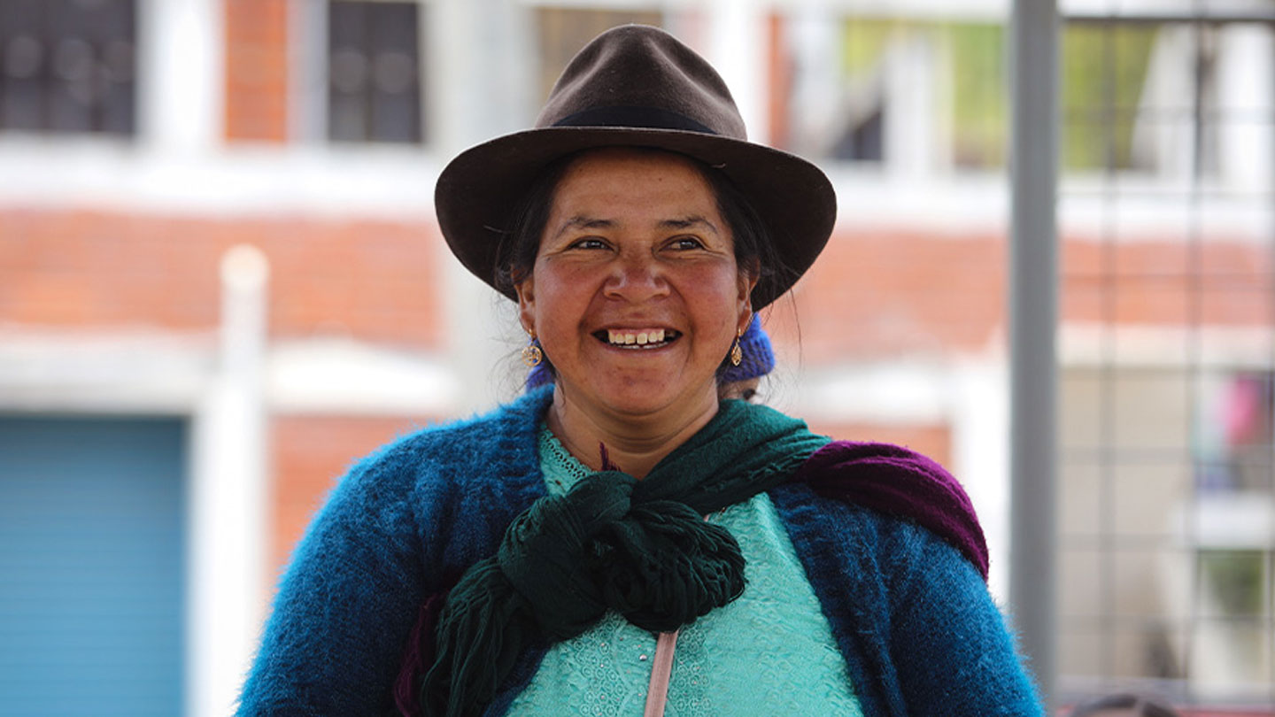 Una mujer sonriendo feliz por las acciones de Preservación y beneficios del programa Agua para el Futuro