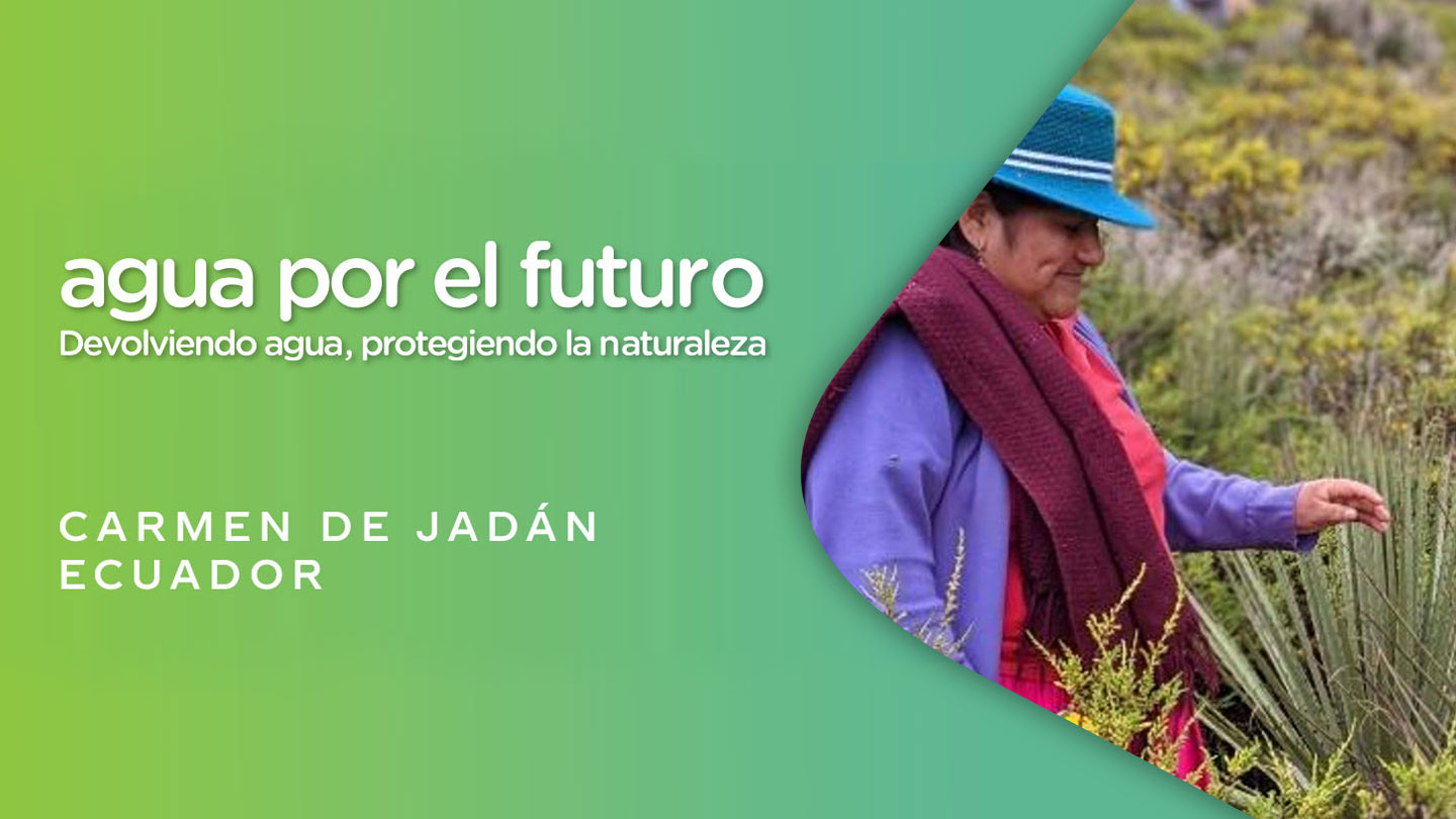 Mujer rodeada de vegetación junto al texto Agua por el futuro