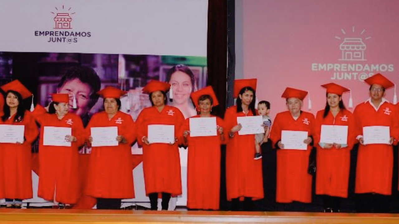 Nueve mujeres de rojo recién graduadas muestran sus diplomas