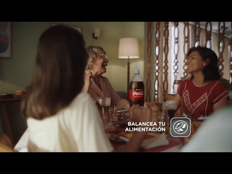 Tres mujeres ríen en una mesa con una Coca-Cola en YouTube