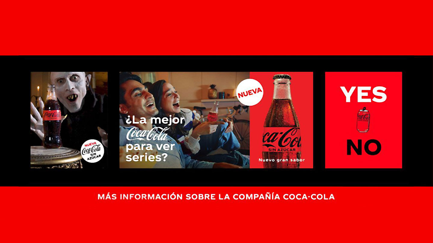 Vampiro con una Coca-Cola y jovenes riendo mientras beben Coca-Cola