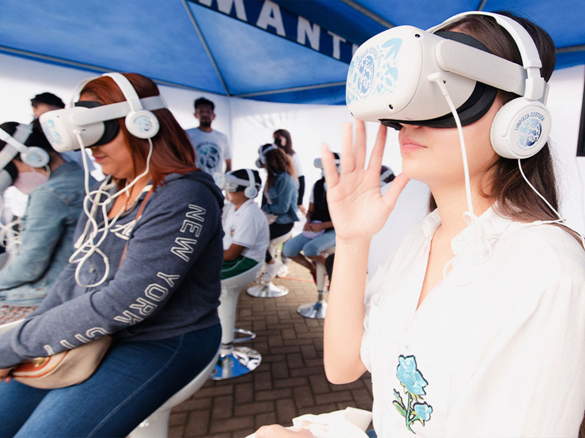 Personas sentadas con gafas de realidad virtual