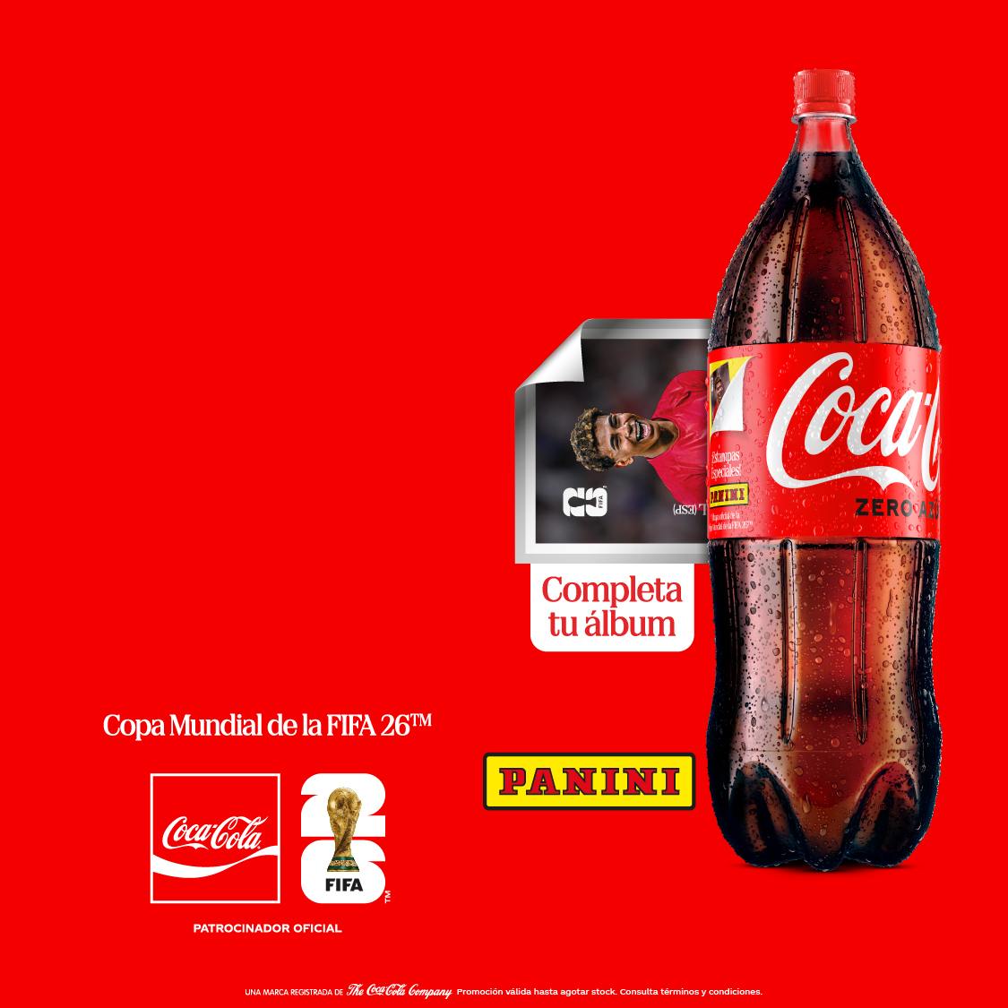 Botella de Coca-Cola Sabor Original revelando sticker físico debajo de la etiqueta.