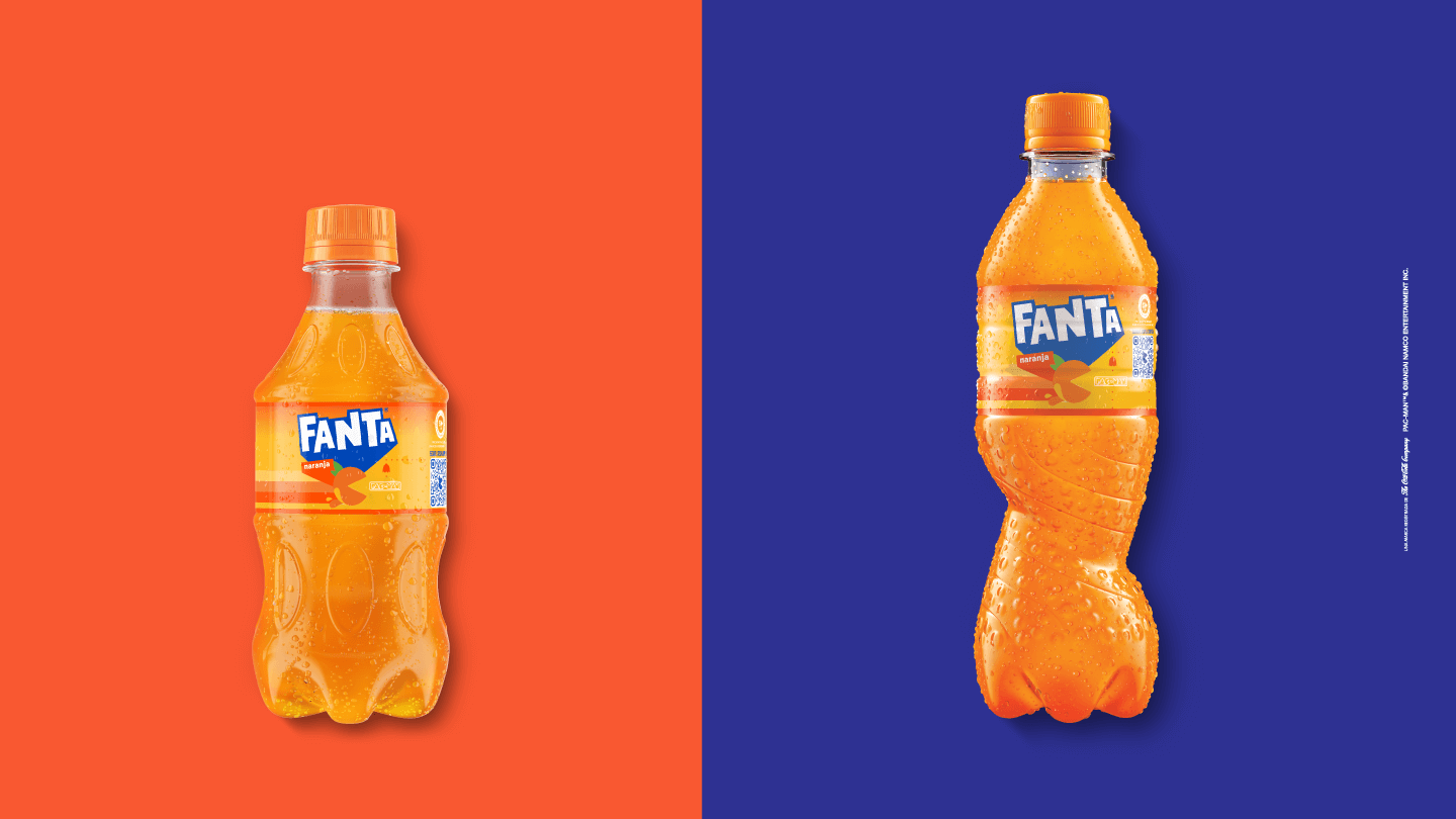  Dos botellas de la nueva Fanta PAC-MAN sabor naranja con fondos contrastados; la de la izquierda sobre fondo rojo y la de la derecha sobre fondo azul.