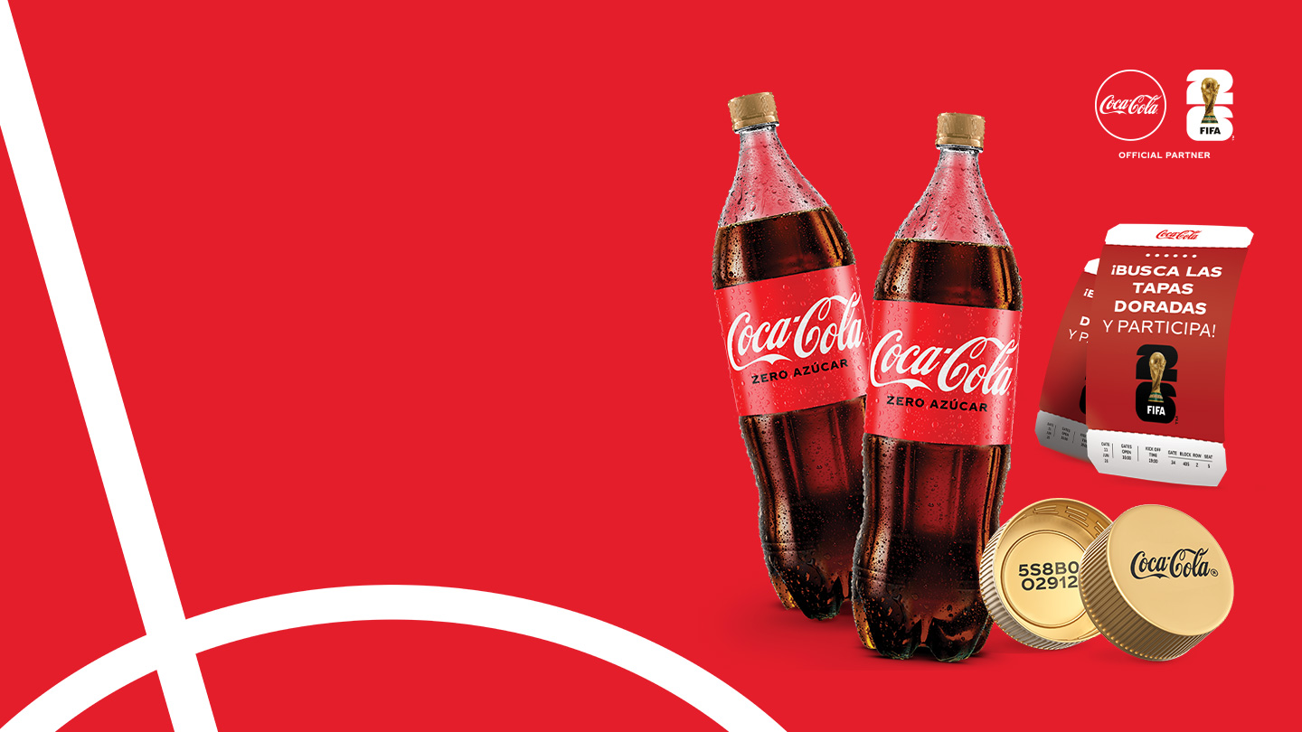 Dos botellas de Coca-Cola Zero Azúcar, junto a dos tapas doradas de Coca-Cola. Una de las tapas tiene un código. Al fondo, se ven dos cupones que dicen "¡BUSCA LAS TAPAS DORADAS Y PARTICIPA!". La imagen también incluye el logo de Coca-Cola y el de la FIFA como "Official Partner".