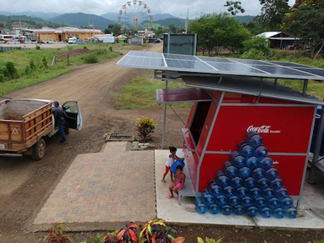 Una pequeña tienda minorista de Coca-Cola con paneles solares en el techo