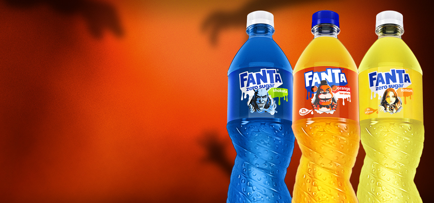 Komplekts ar Fanta PET pudelēm, uz kurām attēloti tādi tēli kā Megana (M3gan), Fredijs Fazbērs (Freddy Fazbear) un The Grabber.