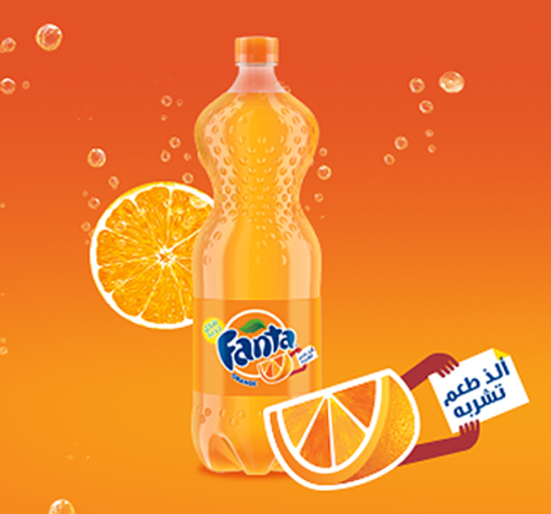 زجاجة فانتا برتقال على خلفية برتقالية وشرائح البرتقال