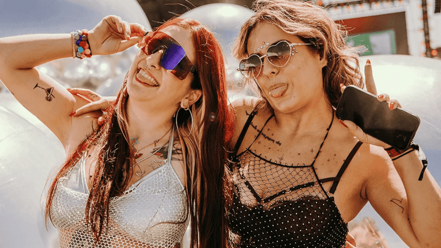 Asistentes a un festival de música utilizando apps útiles para festival para disfrutar del evento al máximo