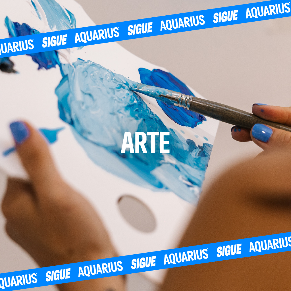 Persona pintando sobre un lienzo en una actividad de arte de Garaje Aquarius.