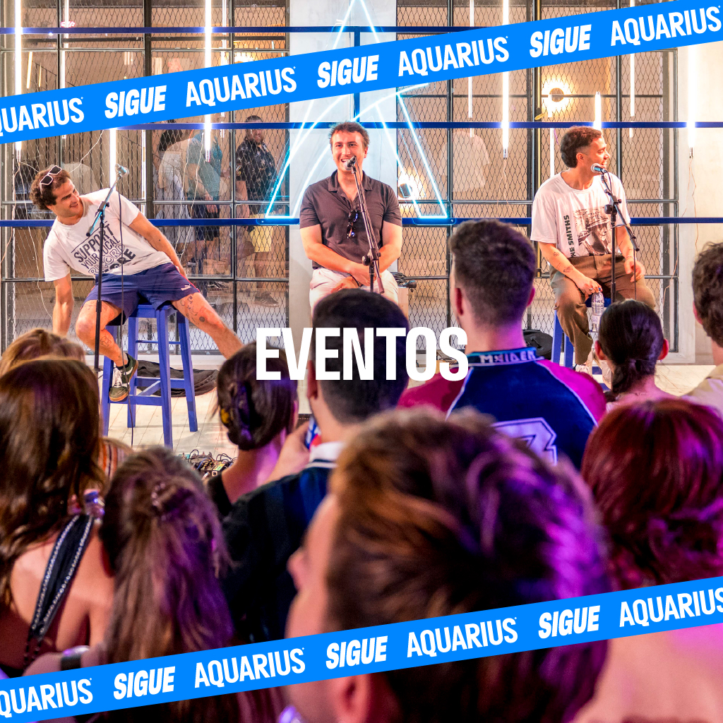 Personas asistiendo a un evento en directo de Garaje Aquarius.