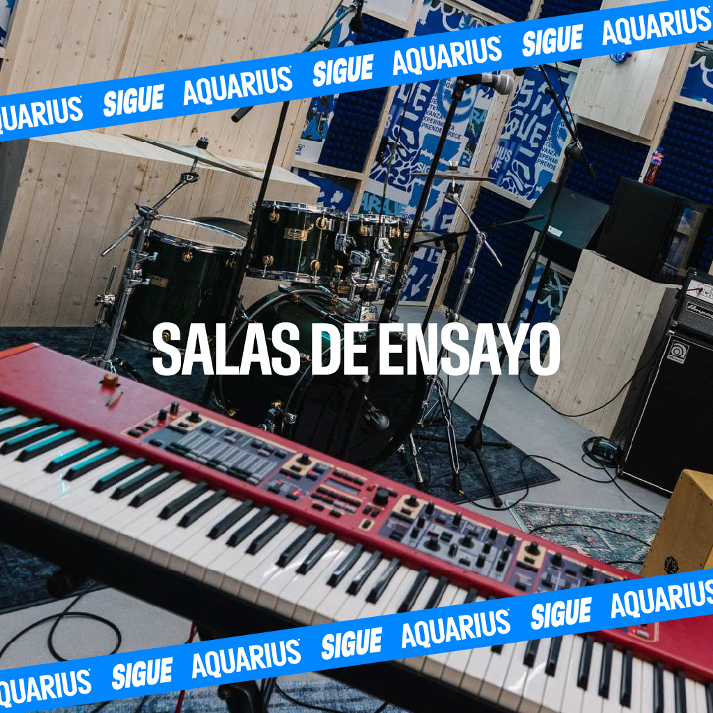 Sala de ensayo con instrumentos musicales en Garaje Aquarius.