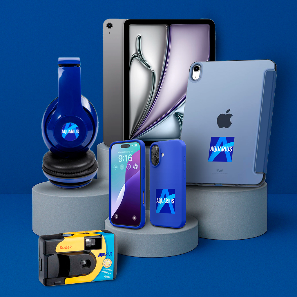 bodegón con auriculares, un ipad, funda de ipad, funda de iphone y camara desechable