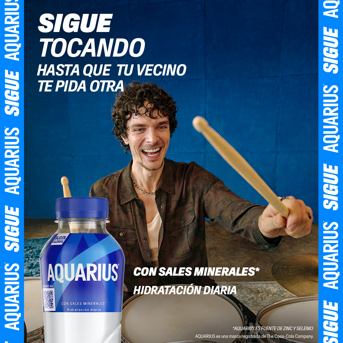chico con botella de aquarius