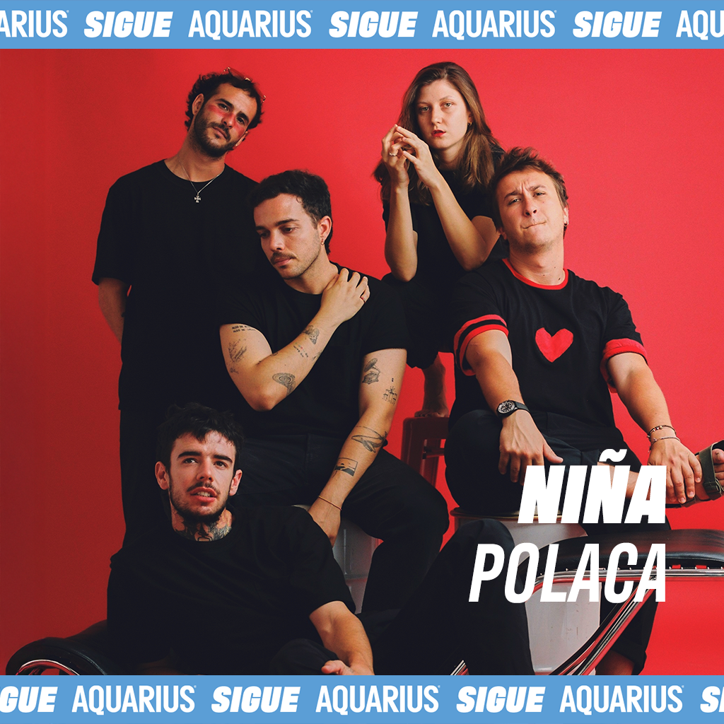 Grupo niña polaca posando