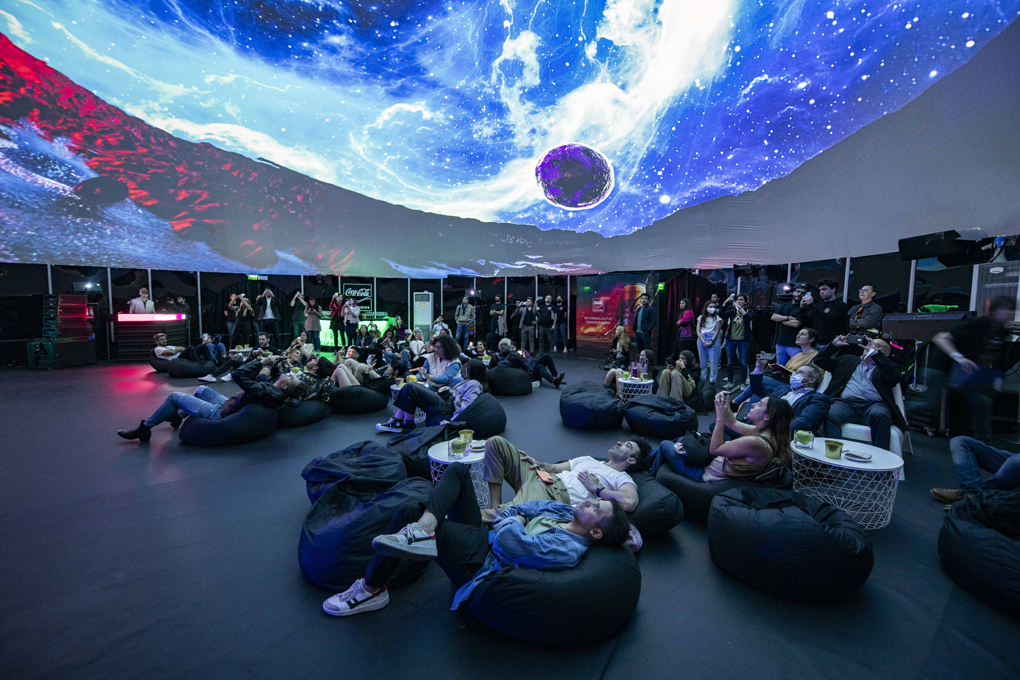 Grupo de personas en un planetario