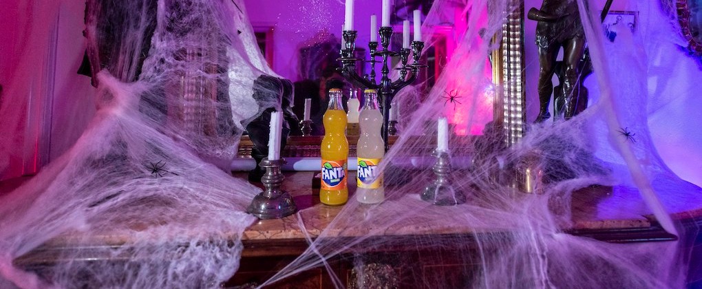 Tocador con botellas de Fanta y decoración de Halloween