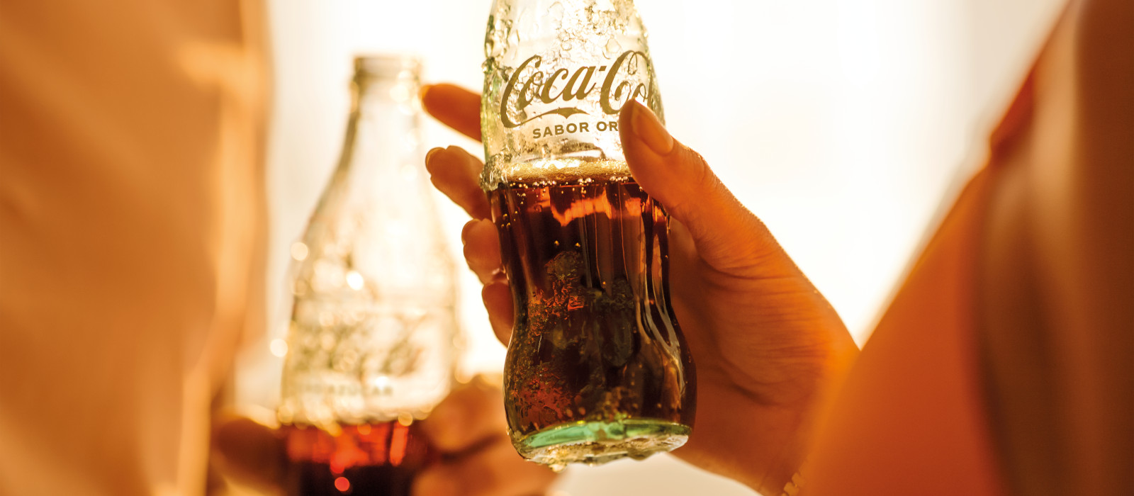 Dos botellas de Coca-Cola