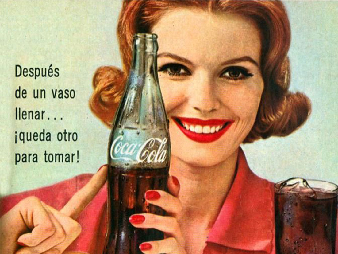 Mujer sujetando botella de Coca-Cola en imagen vintage