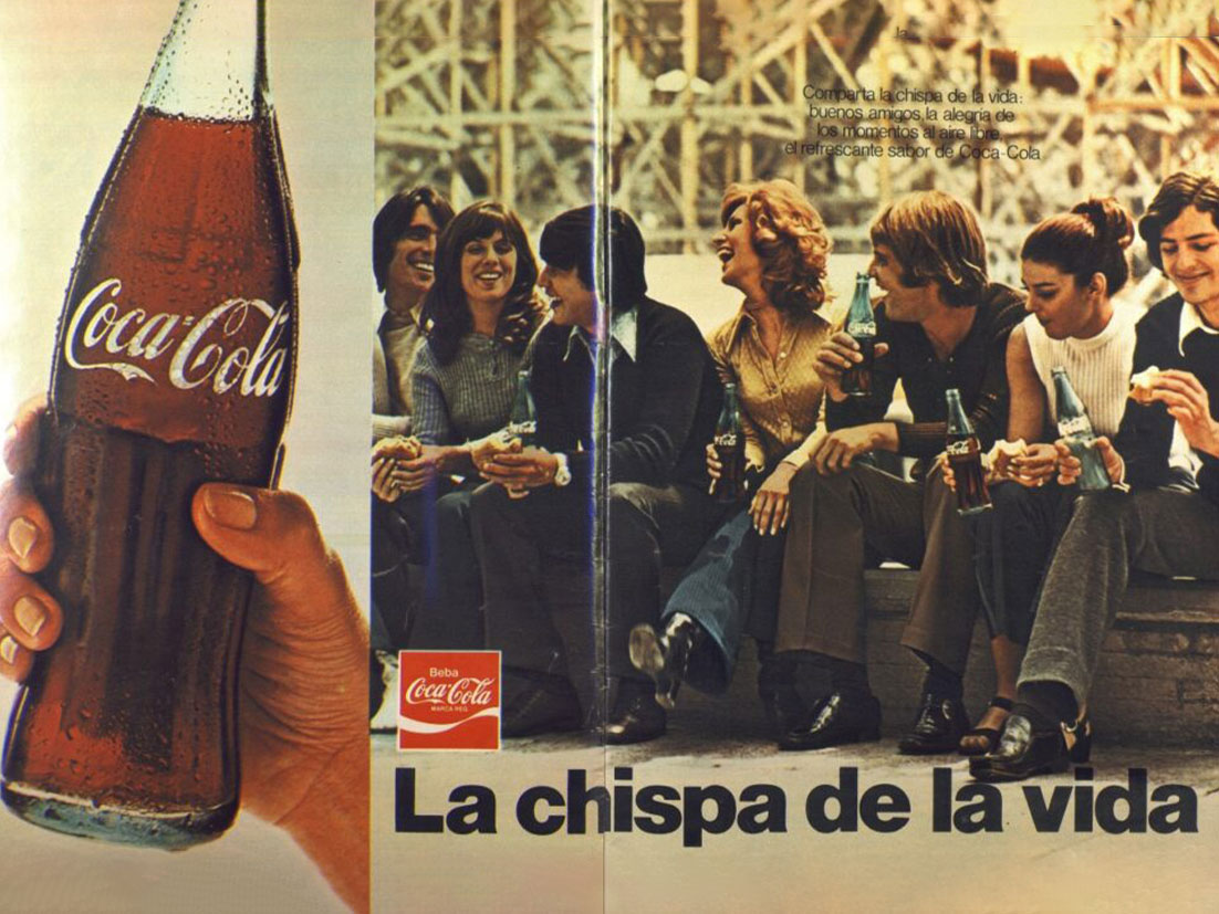 Botella de Coca-Cola y grupo de personas en imagen vintage