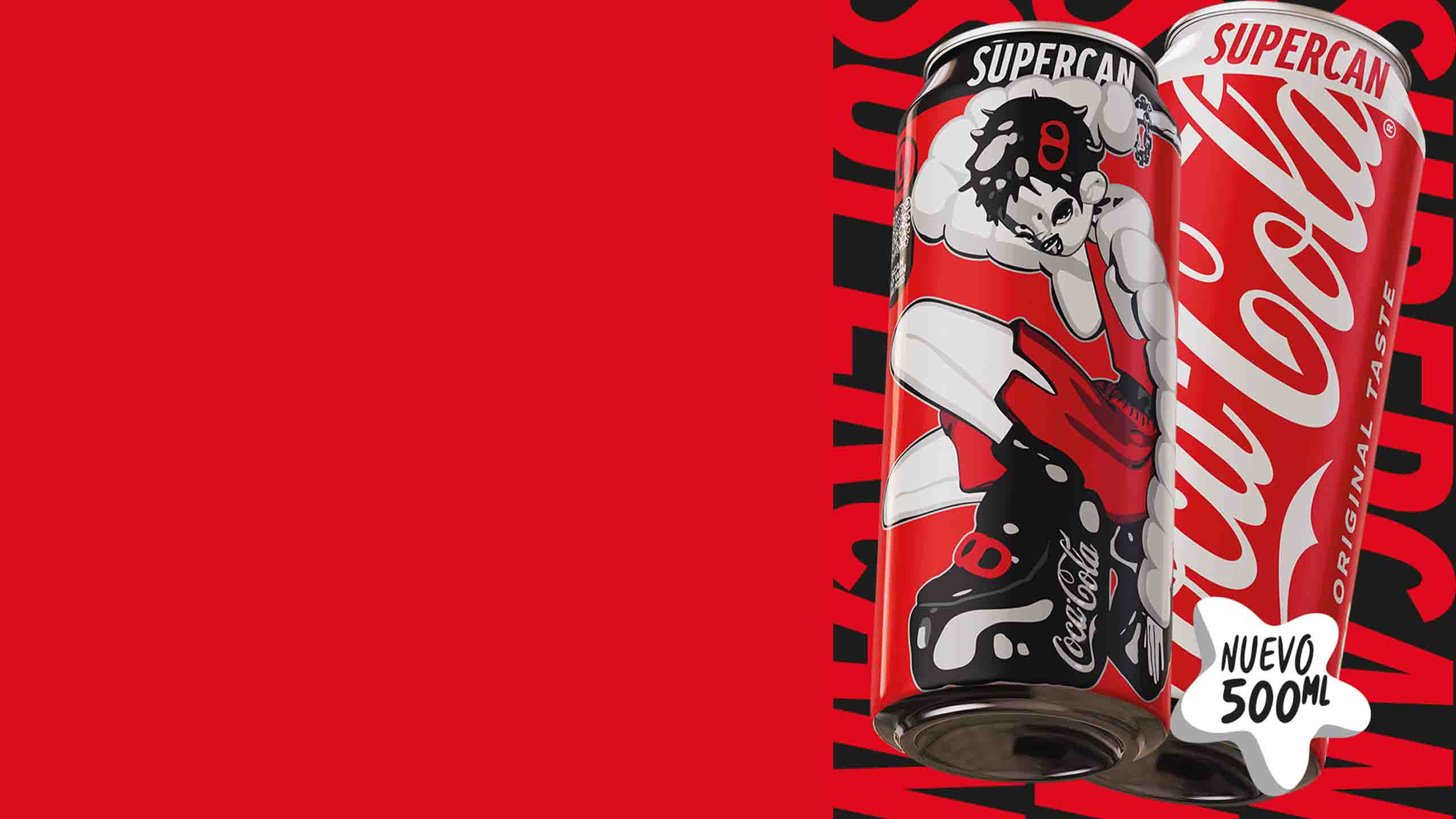 Lata de Coca‑Cola Supercan de 500 ml con diseño exclusivo sobre fondo rojo.