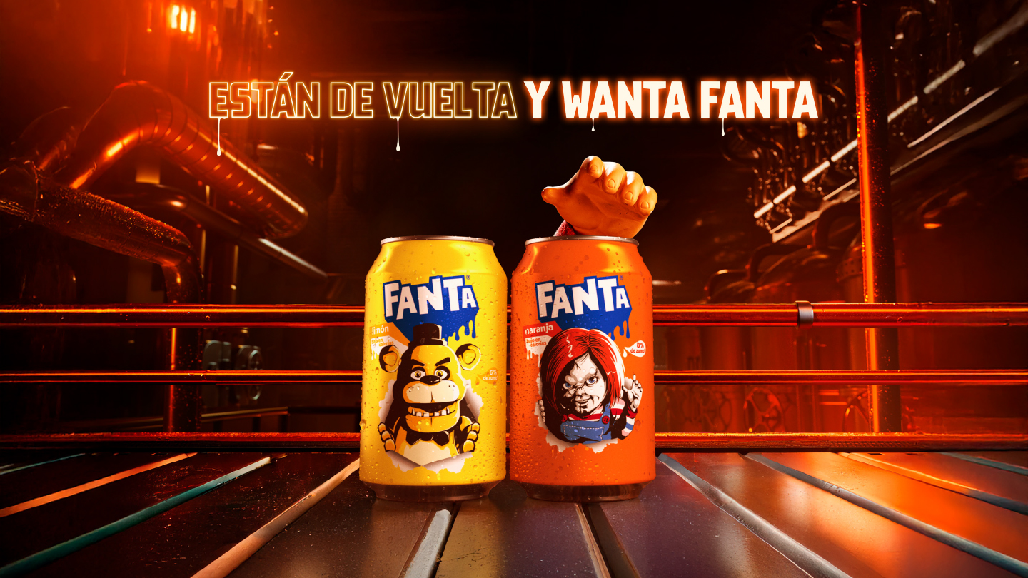 La mano de Chucky, de Muñeco diabólico, intentando agarrar la nueva lata de Fanta sabor Chucky