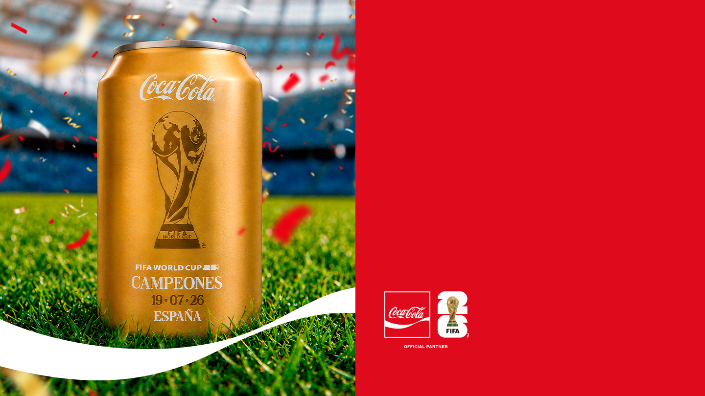 Grupo de aficionados celebrando un partido de fútbol mientras sostienen botellas de Coca‑Cola.