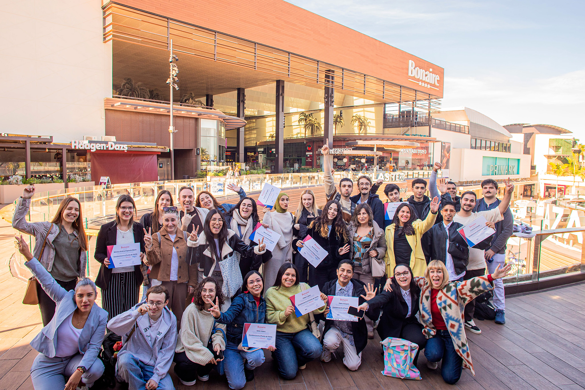 Fundación Coca Cola, jóvenes con sus diplomas de graduados