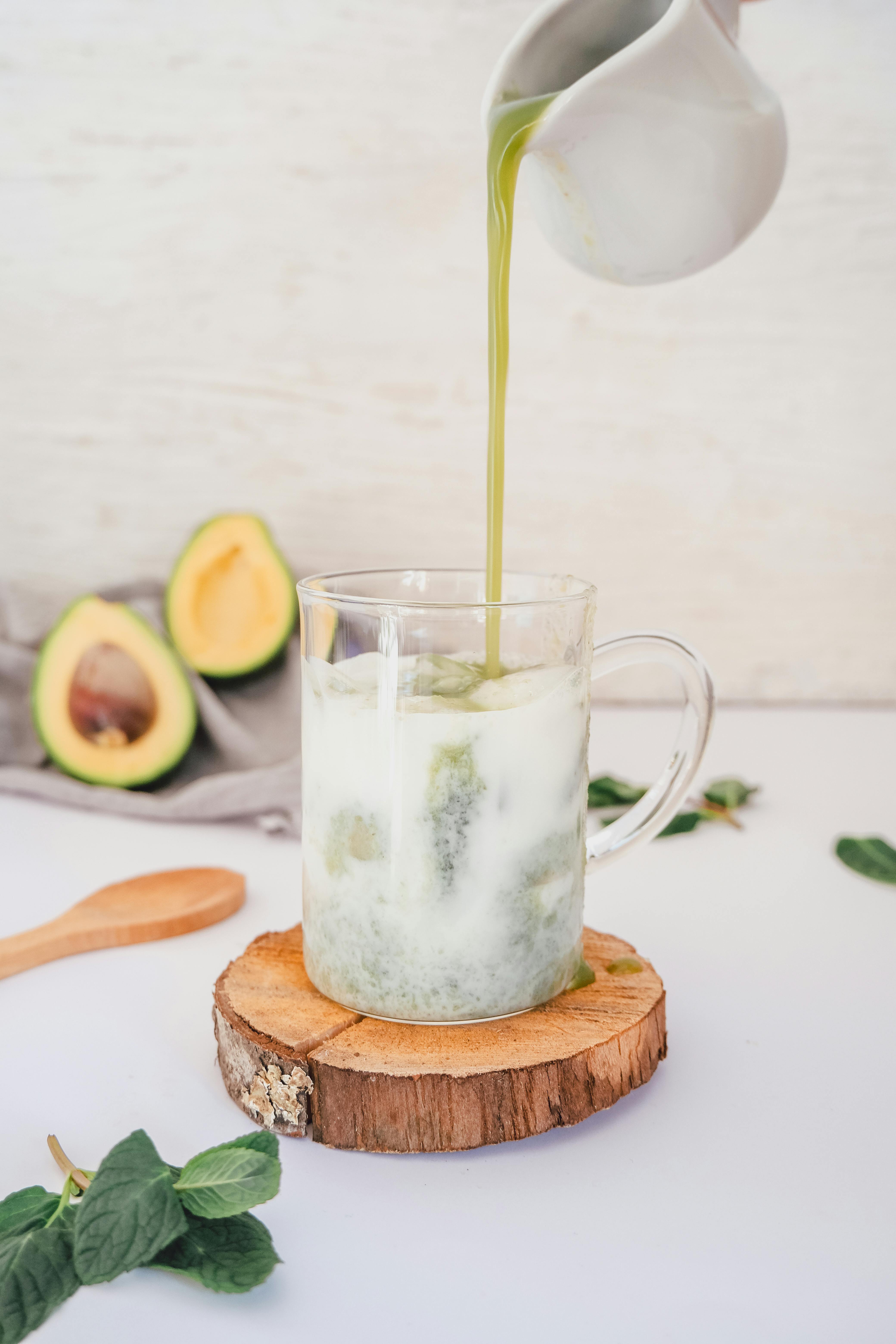 preparación de té matcha frío