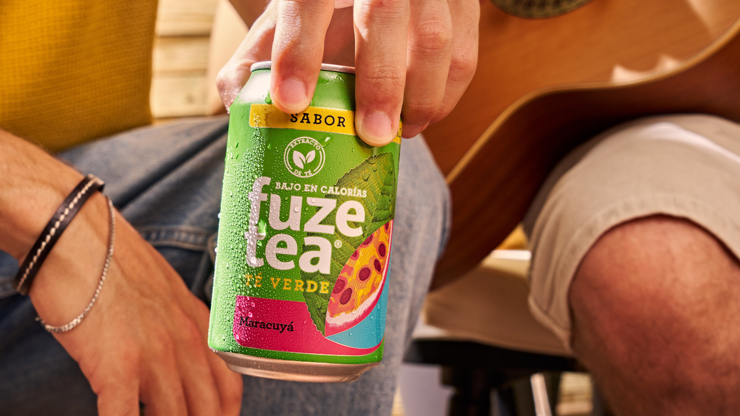 Persona agarrando lata Fuze Tea sabor té verde con maracuyá 