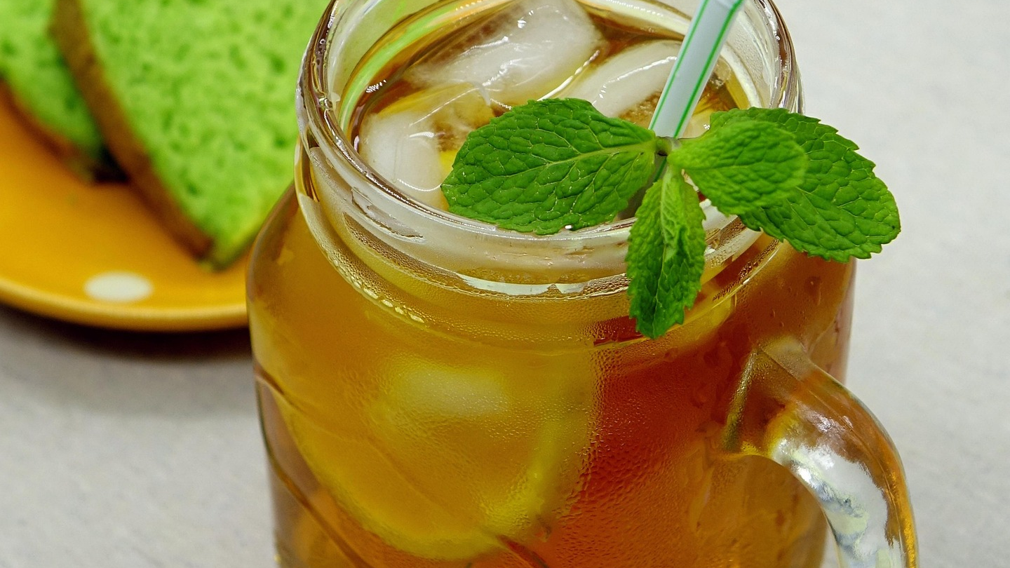 Bebida de té frío preparada en casa