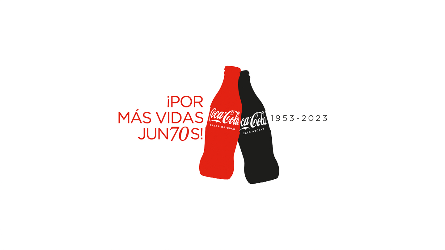 Botellas roja y negra de Coca-Cola con texto en fondo blanco