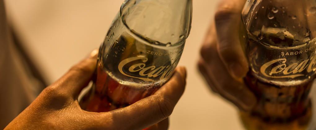 El placer de beber una Coca-Cola