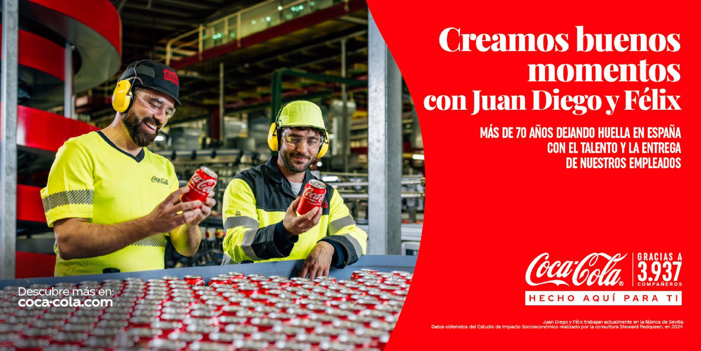 Cartel promocional de Coca Cola hecha aquí para ti, con dos trabajadores de la empresa en la fabrica de la marca con latas de Coca-Cola