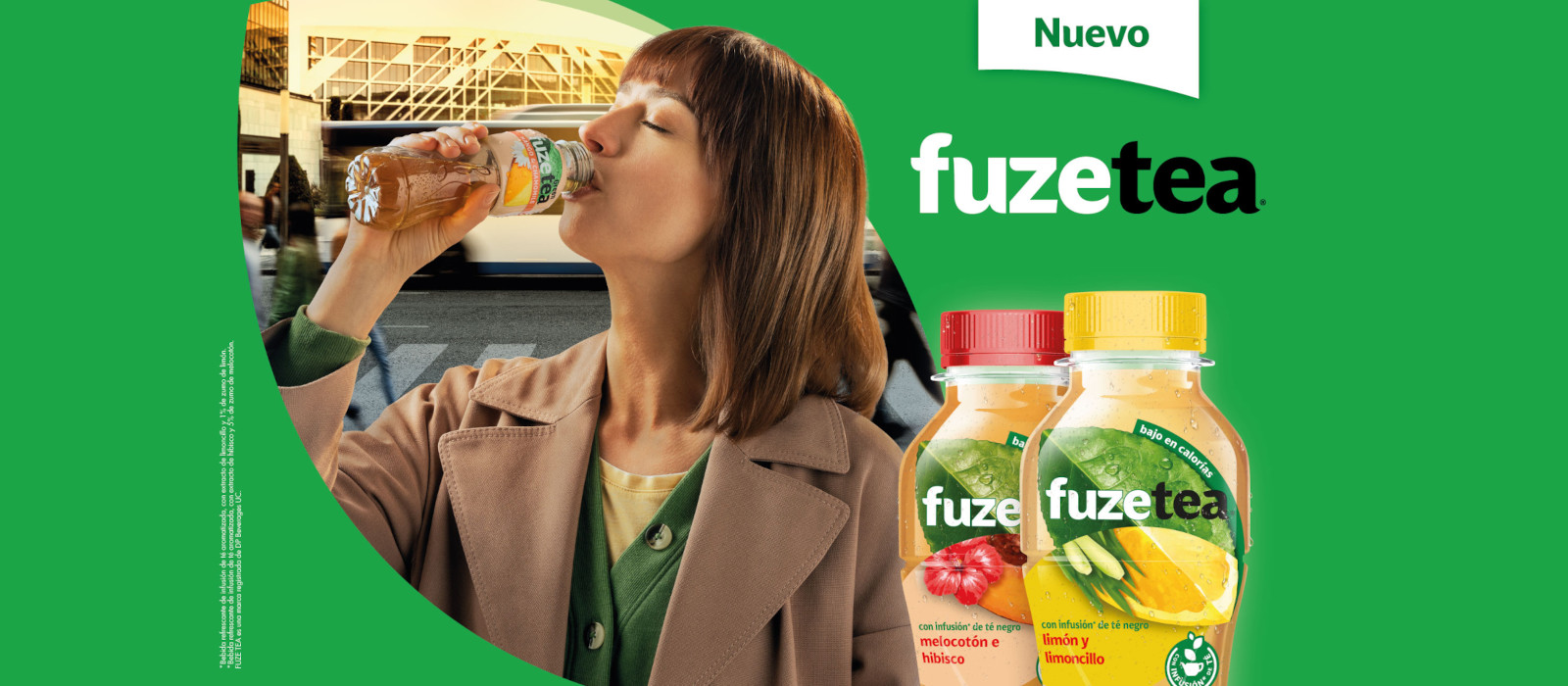 mujer bebiendo fuze tea
