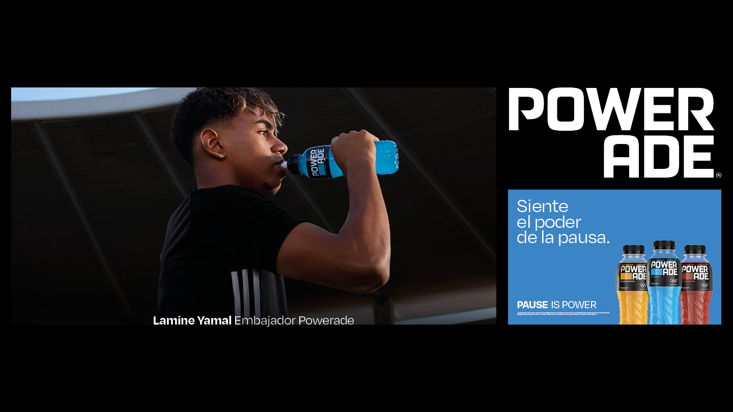 Bodegon sobre fondo negro con los productos Powerade. 